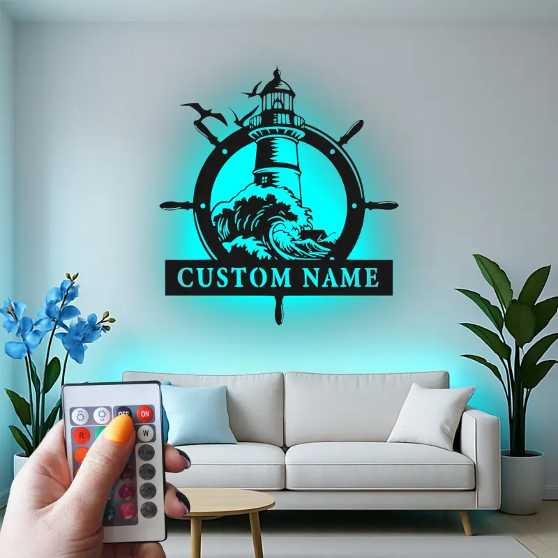 Insegna in Metallo Personalizzata con Faro | Arte Nautica da Parete con LED | Decorazione per Casa Costiera e Regalo per Casa al Mare