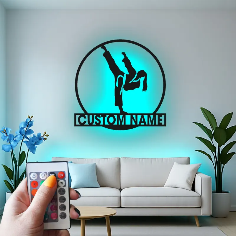 Panneau LED personnalisé de fille de karaté | Art mural en métal pour artiste martiale féminine | Décor de dojo et de gym de style Japandi | Cadeau
