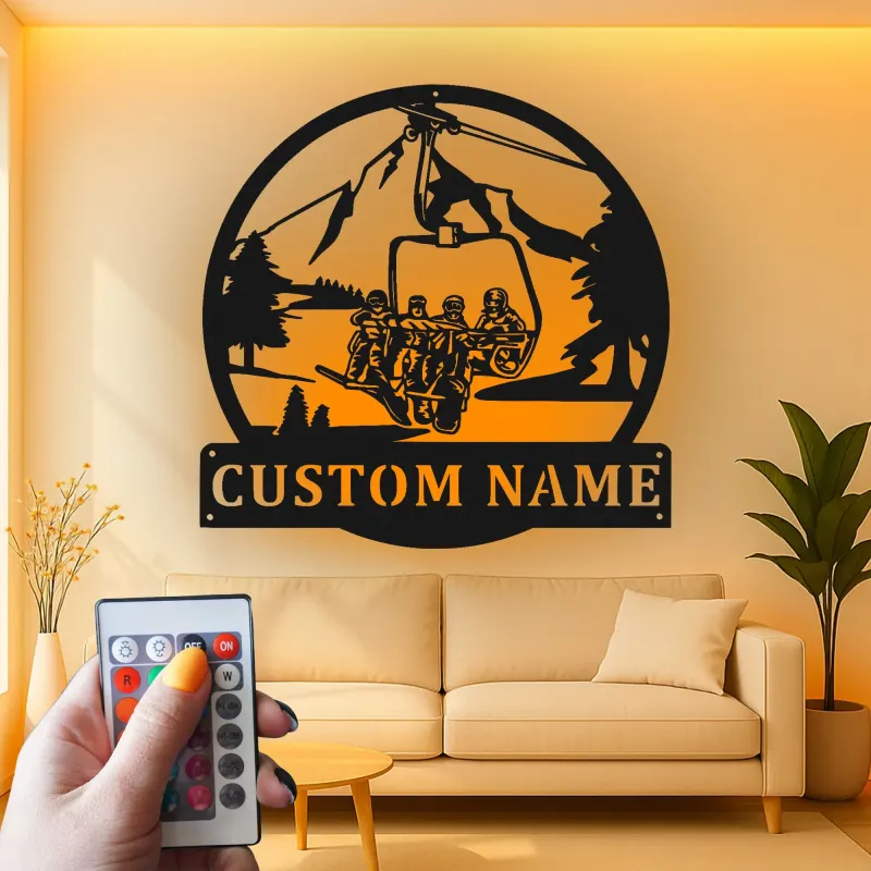 Insegna in Metallo con Seggiovia Personalizzata | Arte Murale Retroilluminata per Sciatori | Decorazione per Cabinette Montane e Regalo per Nome di Famiglia