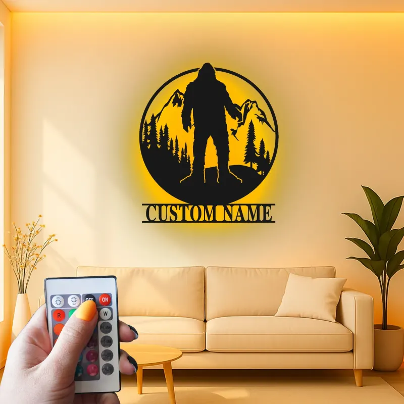 Insegna in metallo personalizzata Bigfoot Mountain Scene con luce LED regalo unico per appassionati di outdoor decor per cabine o lodge