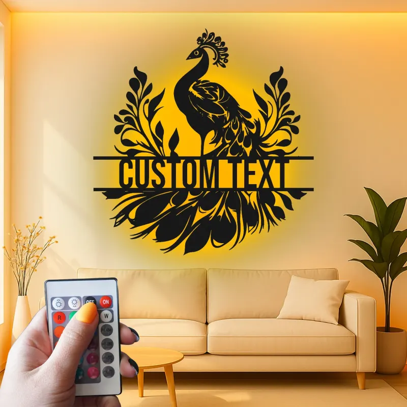 Arte murale in metallo con pavone | Insegna personalizzata con nome e luce LED | Arredo elegante per ingresso | Regalo con silhouette floreale