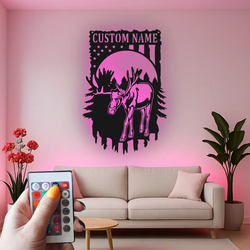 Arte Murale in Metallo Personalizzata con Alce | Insegna Faunistica LED per Decorazione Rustica | Regalo Personalizzato per Cacciatori con Bandiera Americana