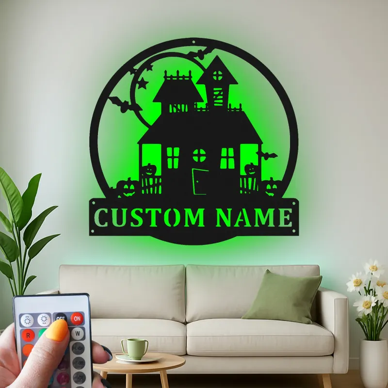 Insegna LED Casa Stregata | Decorazione murale in metallo personalizzata | Decor Halloween gotico spettrale | Targa personalizzata con cognome