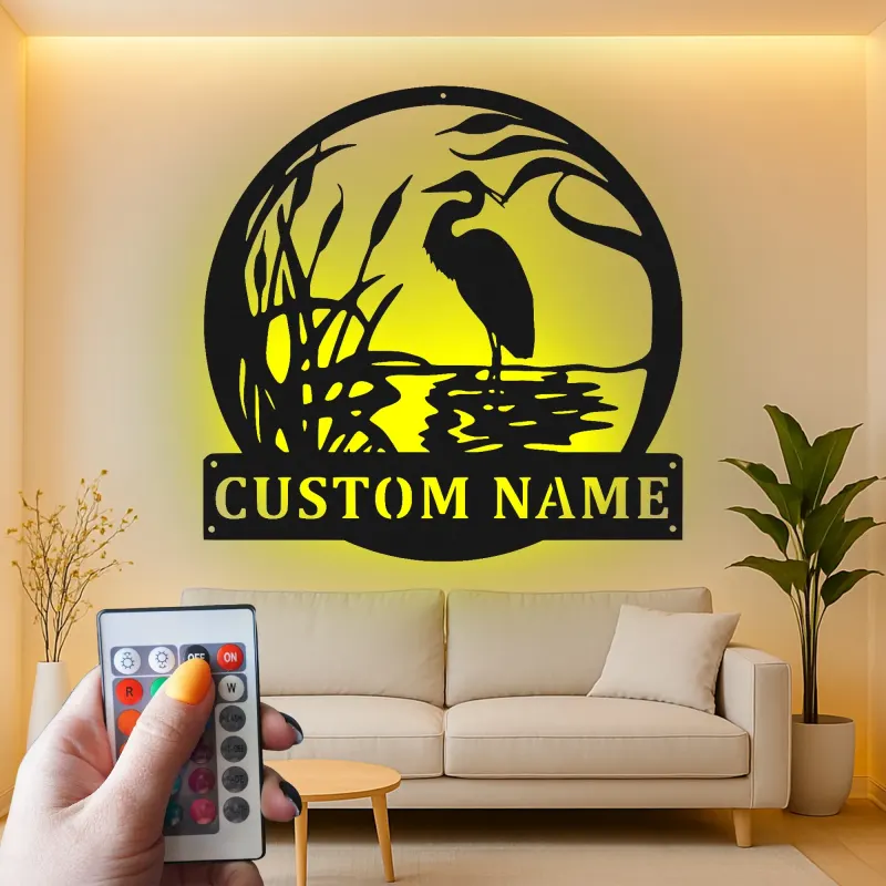 Décoration murale en métal LED héron | Panneau prénom personnalisé pour maison de lac et chalet | Déco nature oiseau sur mesure | Cadeau wildlife Japandi