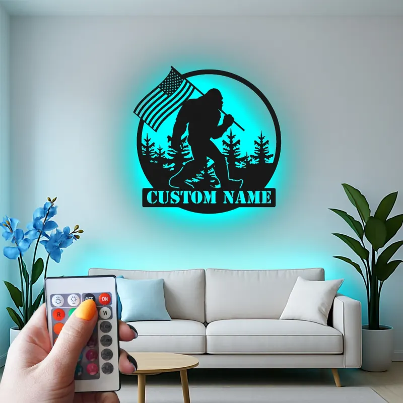 Personalisierte Bigfoot-Wandkunst mit amerikanischer Flagge und LED-Beleuchtung – Einzigartiges Geschenk für Outdoor-Enthusiasten, Hütten- oder Man-Cave-Dekor