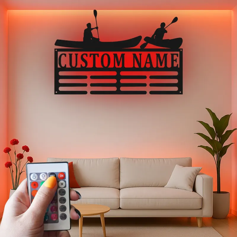 Portamedallas personalizado de kayak | Arte mural de metal personalizado con LED | Expositor de dorsales y medallas de kayakista | Regalo para amantes del aire libre