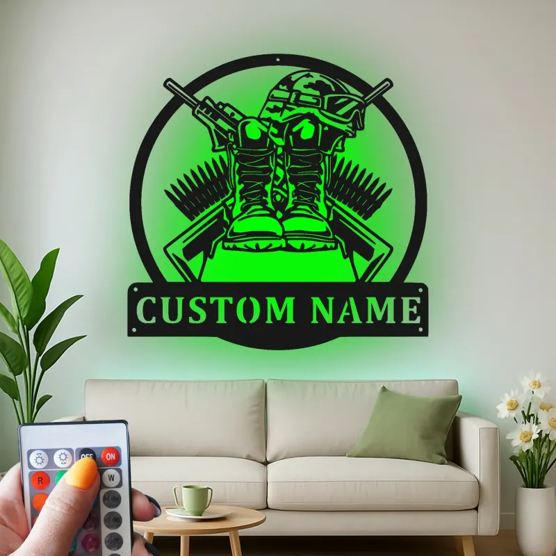 Insegna LED per tributo militare personalizzata | Arte murale in metallo con stivali e elmetto per veterani | Regalo patriottico per soldato