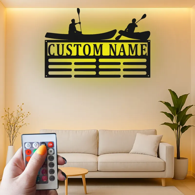 Portamedallas personalizado de kayak | Arte mural de metal personalizado con LED | Expositor de dorsales y medallas de kayakista | Regalo para amantes del aire libre