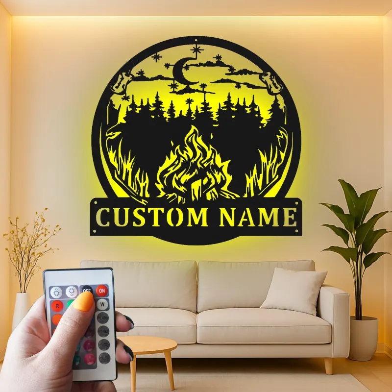 Personalisierte LED-Metall-Wandkunst mit Lagerfeuer und Waldmotiv – Geschenk für Outdoor-Liebhaber, Hüttendeko