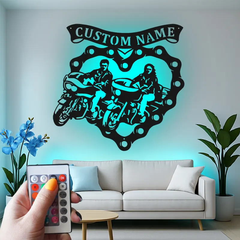 Insegna LED Personalizzata con Moto | Arte Murale in Metallo per Coppia Biker | Silhouette di Cruiser Illuminata | Regalo per Decorazione Garage