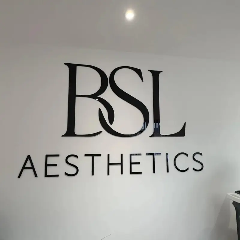 Insegna Logo Aziendale in Acrilico 3D | Segnaletica Murale di Ricevimento Personalizzata | Taglio Laser Premium per Saloni, Cliniche, Uffici e Retail
