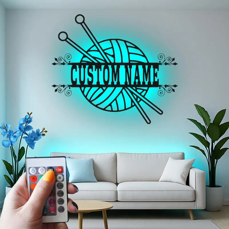 Cartel personalizado con nombre para tejedora | Arte mural LED de metal para salas de manualidades | Decoración personalizada de lana y agujas