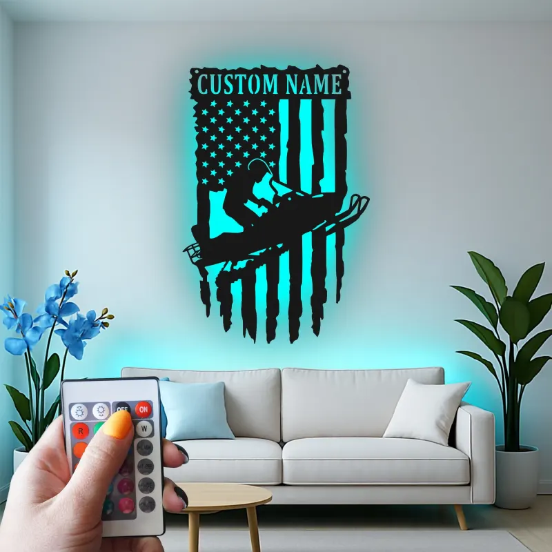 Insegna in metallo personalizzata per motoslitta | Arte LED con bandiera americana | Decorazione patriottica per garage personalizzata per motociclisti | Regalo per sport invernali