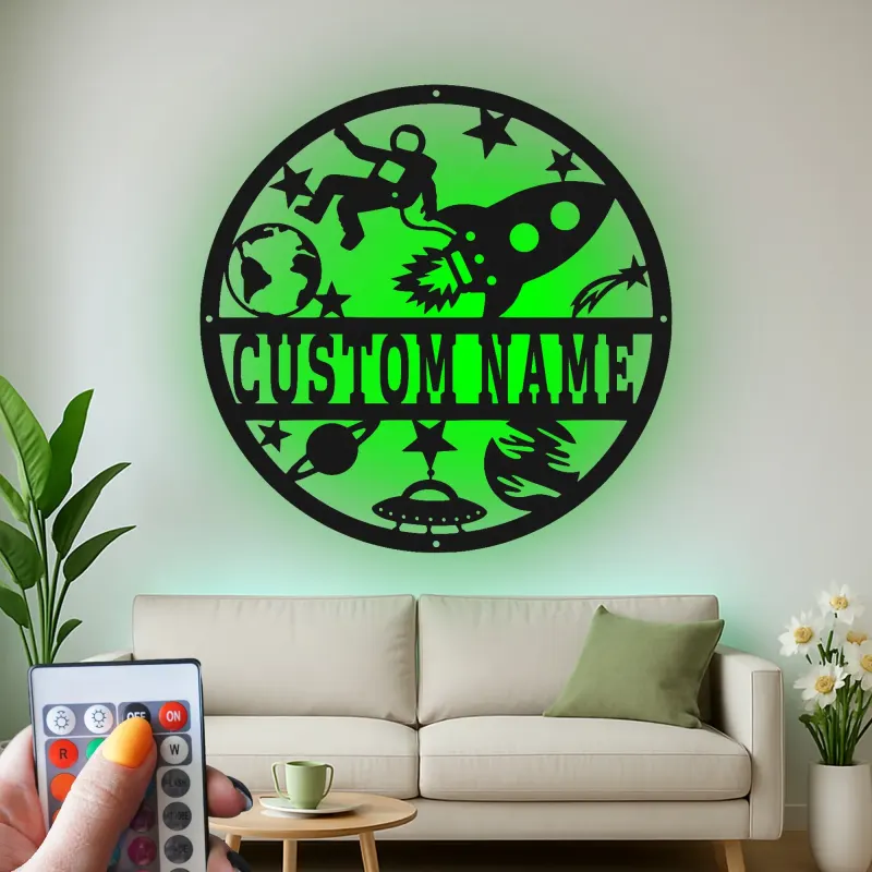 Insegna in metallo personalizzata con astronauta e razzo e luce LED regalo per amanti dello spazio decorazione per camera dei bambini