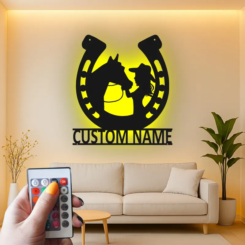 Insegna LED Cavallo e Ragazza Personalizzata | Arte da Parete in Metallo a Forma di Ferradura | Decorazione Equestre per Stanza del Cavaliere | Regalo per Amante dei Cavalli
