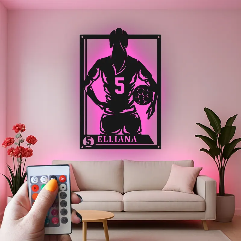 Decorazione murale personalizzata per ragazza calciatrice | Insegna con nome e numero | Decorazione LED in metallo per la camera dell’atleta | Regalo per giocatrice