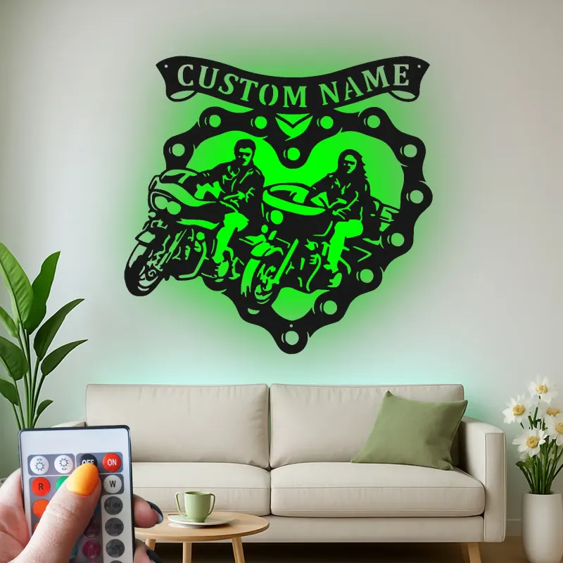 Insegna LED Personalizzata con Moto | Arte Murale in Metallo per Coppia Biker | Silhouette di Cruiser Illuminata | Regalo per Decorazione Garage