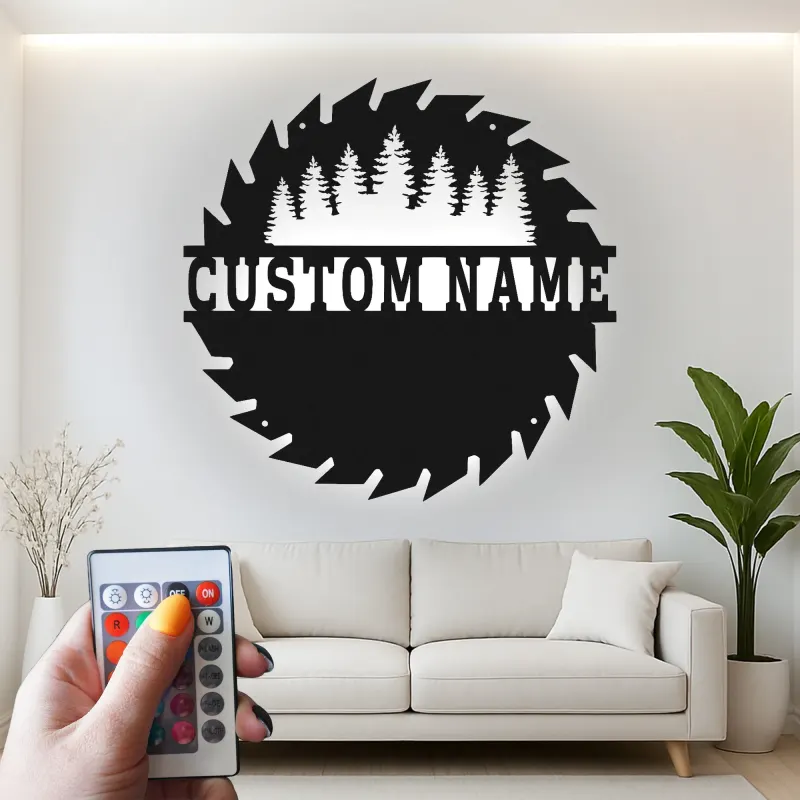 Enseigne en métal scie circulaire personnalisée | Décoration murale forêt de pins | Déco rustique pour chalet et cadeau d’atelier de menuisier | Compatible éclairage LED