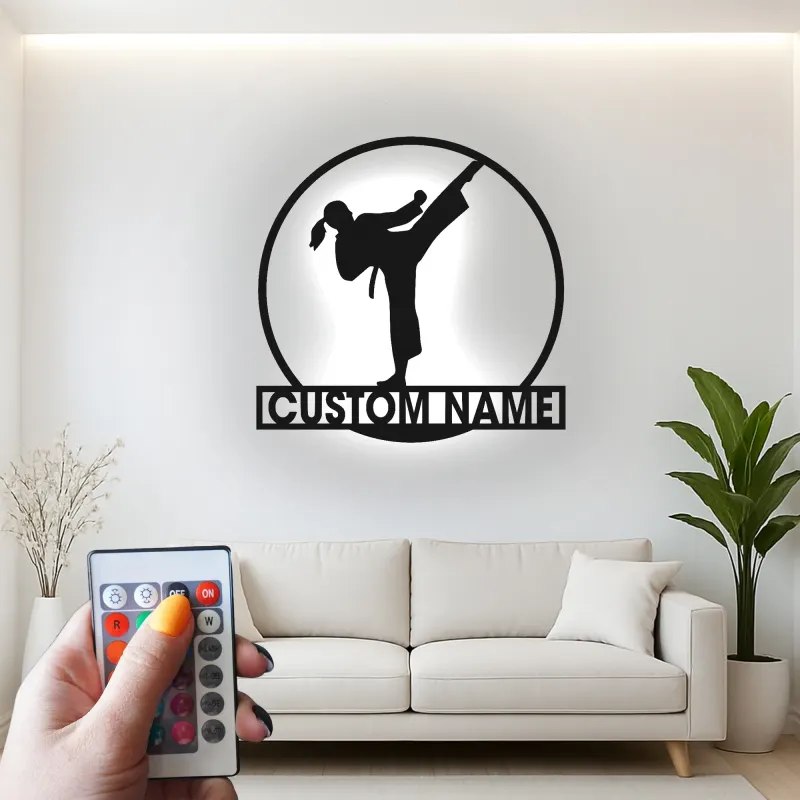 Insegna LED personalizzata per ragazza karateka | Arte murale in metallo per arti marziali | Arredo palestra per combattente donna | Regalo per lei