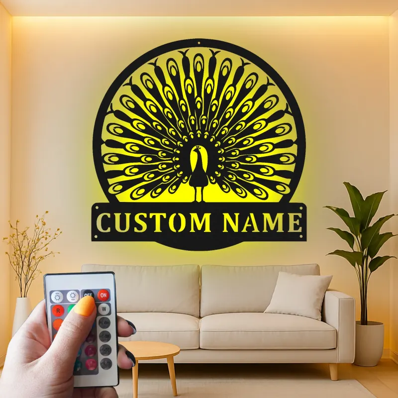 Arte Murale in Metallo LED con Pavone Personalizzato | Insegna con Nome per Soggiorno | Elegante Decorazione Art Deco per Uccelli e Regalo di Matrimonio