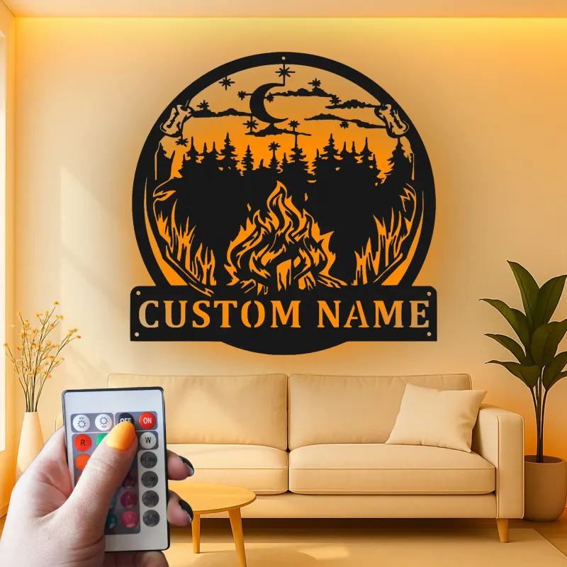 Personalisierte LED-Metall-Wandkunst mit Lagerfeuer und Waldmotiv – Geschenk für Outdoor-Liebhaber, Hüttendeko