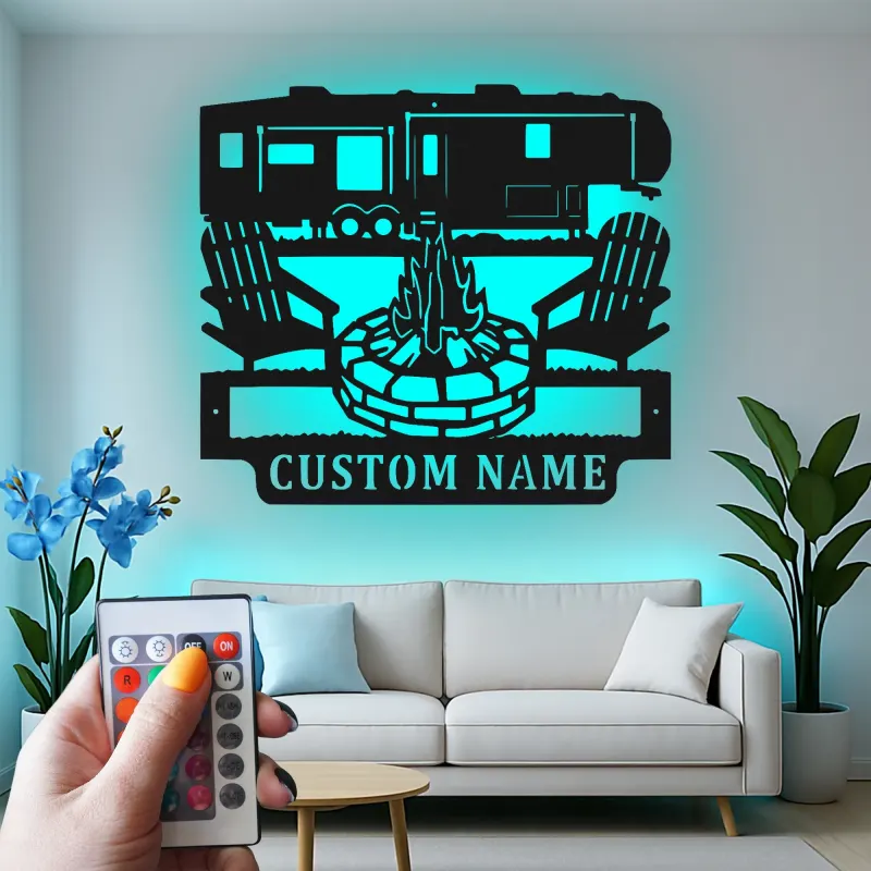 Insegna in metallo LED personalizzata con scena di campeggio RV, regalo per camper, decorazione per avventure all'aperto
