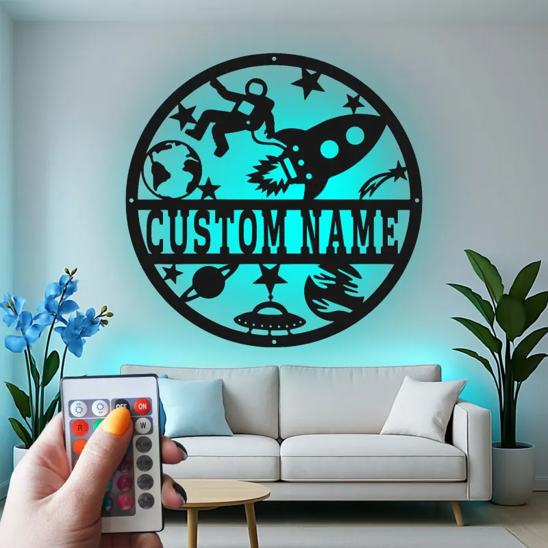 Insegna in metallo astronauta personalizzata | Arte murale LED con razzo spaziale | Decorazione per cameretta a tema spazio | Targa premium per nursery