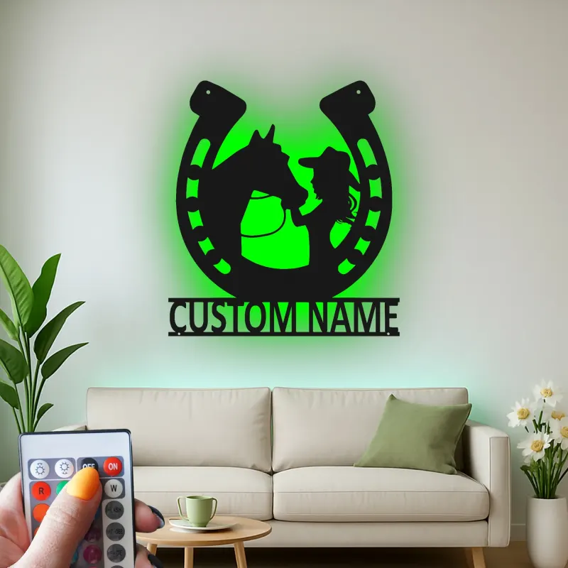 Insegna LED Cavallo e Ragazza Personalizzata | Arte da Parete in Metallo a Forma di Ferradura | Decorazione Equestre per Stanza del Cavaliere | Regalo per Amante dei Cavalli