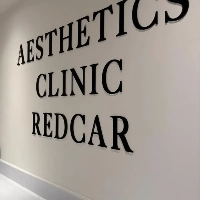 3D Acryl Firmenlogo-Schild | Individuelle Empfangs-Wandschilder für Salons & Büros | Premium Laser-cut Branding