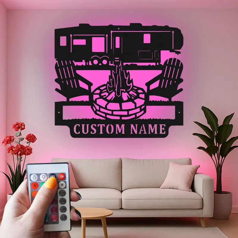 Insegna in metallo LED personalizzata con scena di campeggio RV, regalo per camper, decorazione per avventure all'aperto