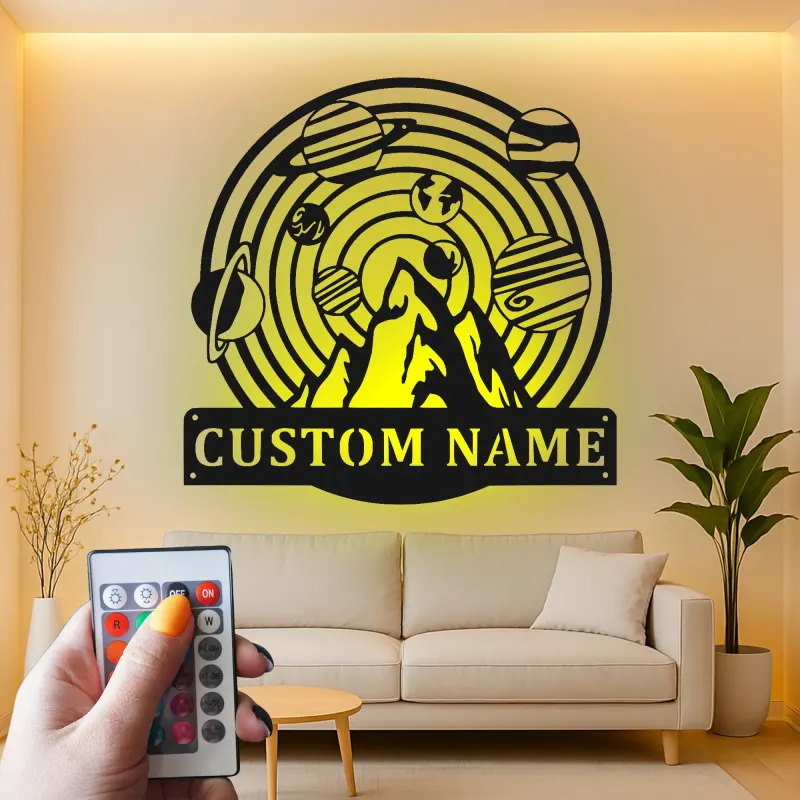 Personalisiertes Metall-Wandkunst des Sonnensystems | LED-Weltraum- und Bergdekoration | Individuelles Namensschild für das Kinderzimmer oder Büro | Geschenk für Astronomie-Liebhaber