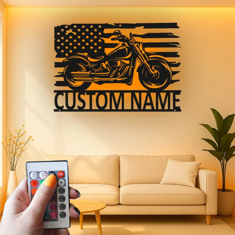 Insegna in Metallo Personalizzata con Moto Cruiser | Arte Murale LED con Bandiera Americana | Regalo Personalizzato per Biker | Decorazione per Caverna degli Uomini