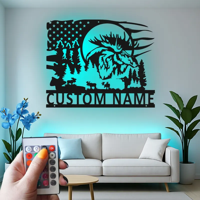 Arte in metallo personalizzata con alce | Insegna LED retroilluminata per decorazioni da cabin | Regalo rustico per cacciatori | Scena della foresta con bandiera USA