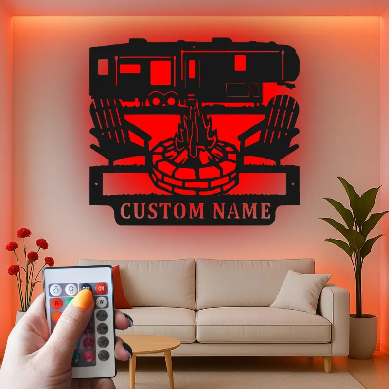 Insegna in metallo LED personalizzata con scena di campeggio RV, regalo per camper, decorazione per avventure all'aperto