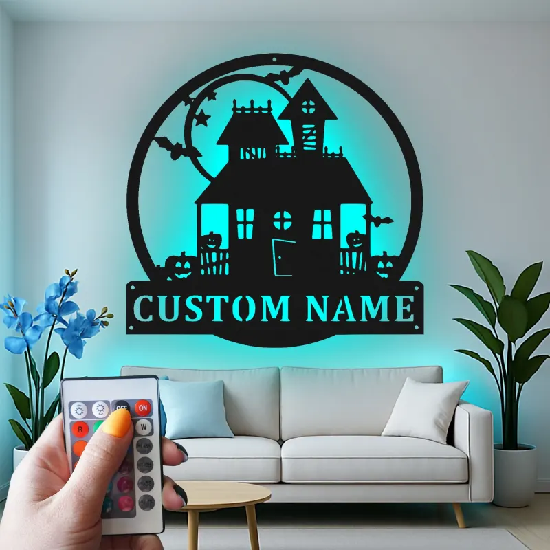 Insegna LED Casa Stregata | Decorazione murale in metallo personalizzata | Decor Halloween gotico spettrale | Targa personalizzata con cognome