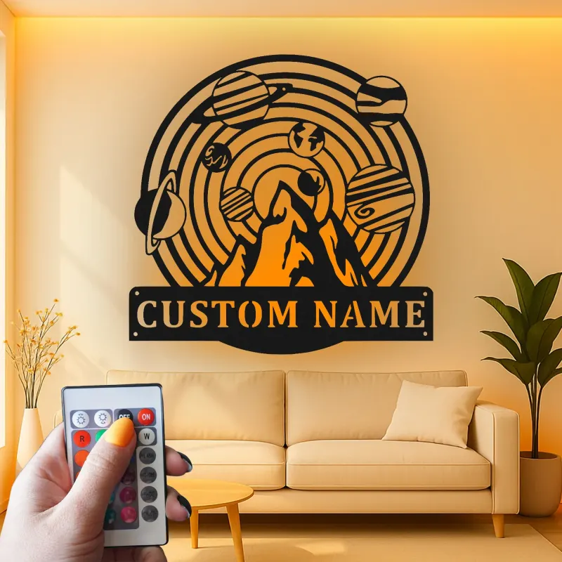 Personalisiertes Metall-Wandkunst des Sonnensystems | LED-Weltraum- und Bergdekoration | Individuelles Namensschild für das Kinderzimmer oder Büro | Geschenk für Astronomie-Liebhaber