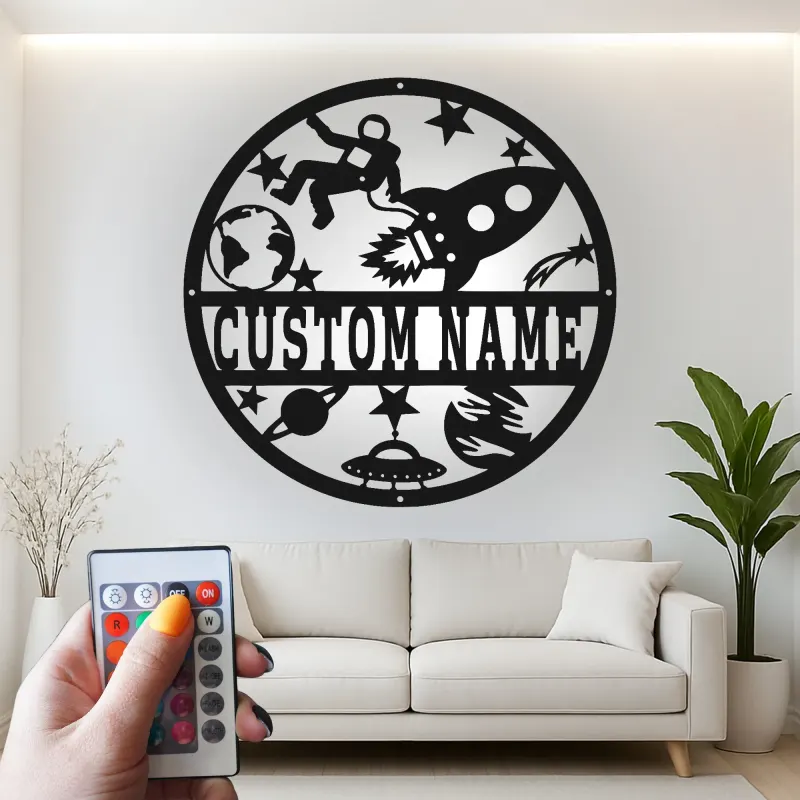 Insegna in metallo astronauta personalizzata | Arte murale LED con razzo spaziale | Decorazione per cameretta a tema spazio | Targa premium per nursery