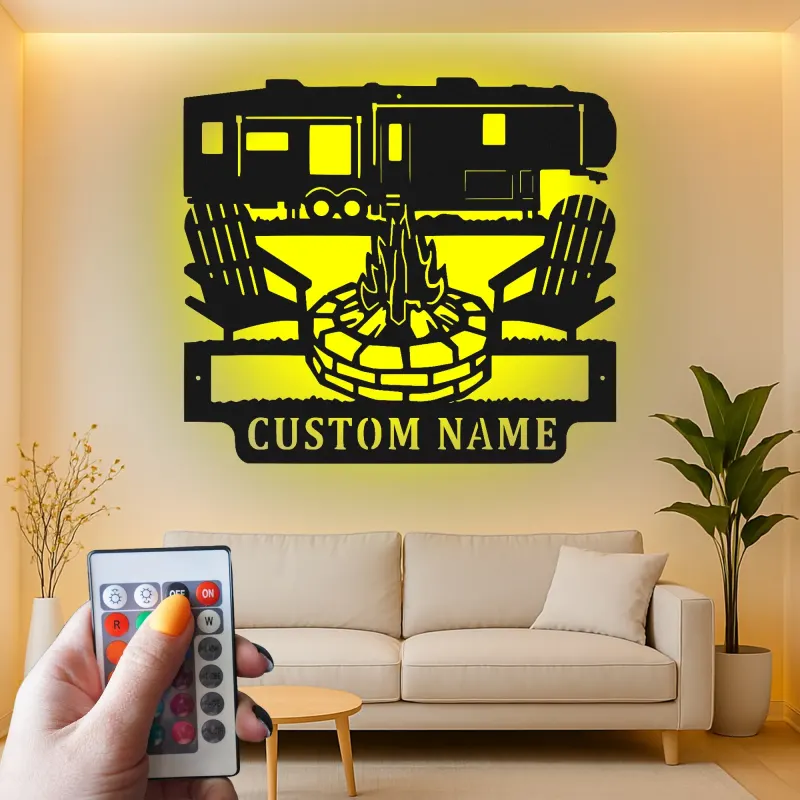Insegna in metallo LED personalizzata con scena di campeggio RV, regalo per camper, decorazione per avventure all'aperto