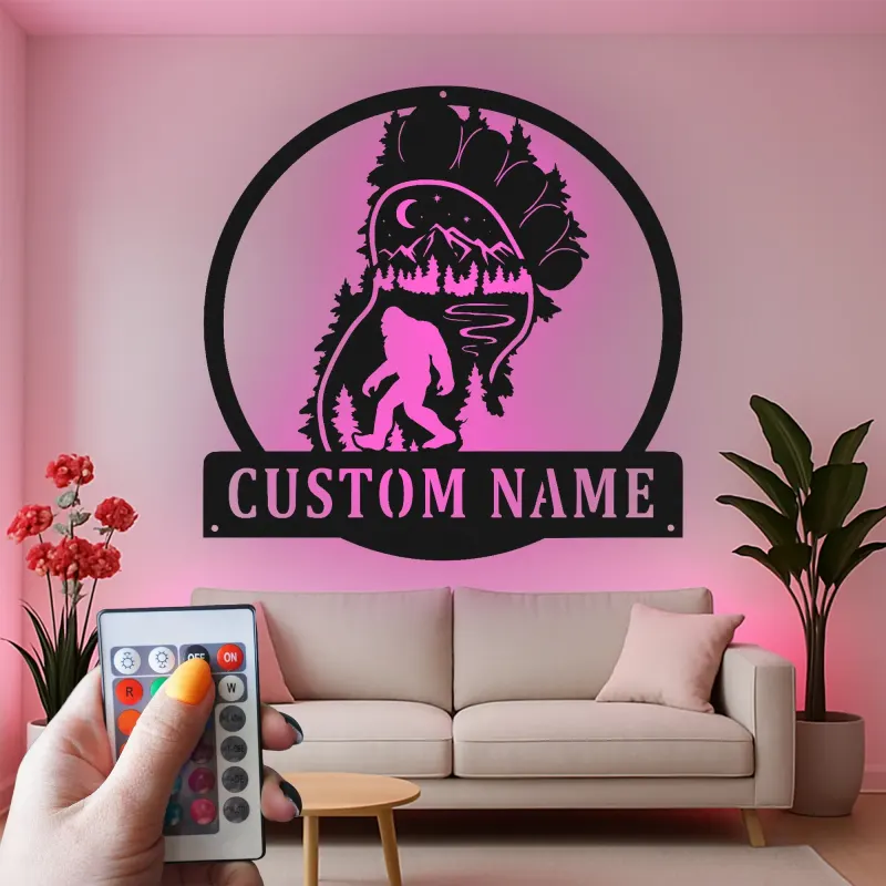 Insegna in metallo personalizzata Bigfoot Forest con luce LED regalo per appassionati di outdoor decor per cabine o man cave