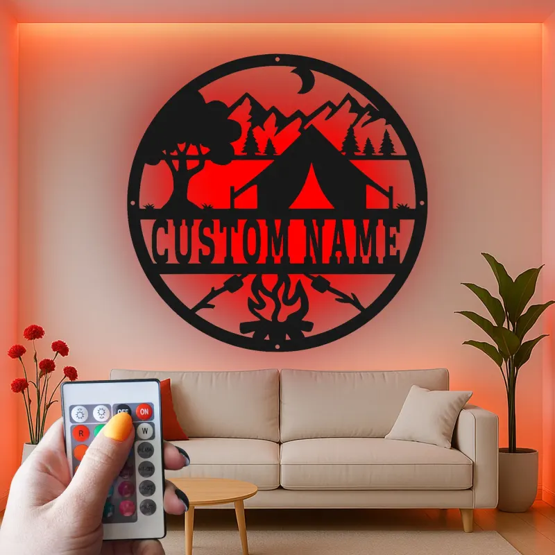 Insegna in metallo personalizzata con scena di campeggio e LED per decorare cabine o RV