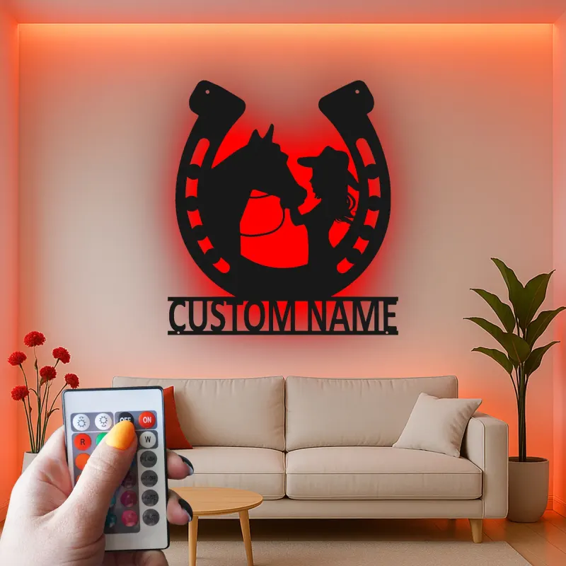 Insegna LED Cavallo e Ragazza Personalizzata | Arte da Parete in Metallo a Forma di Ferradura | Decorazione Equestre per Stanza del Cavaliere | Regalo per Amante dei Cavalli