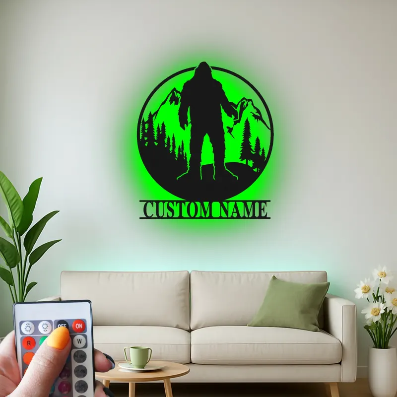 Insegna in metallo personalizzata Bigfoot Mountain Scene con luce LED regalo unico per appassionati di outdoor decor per cabine o lodge
