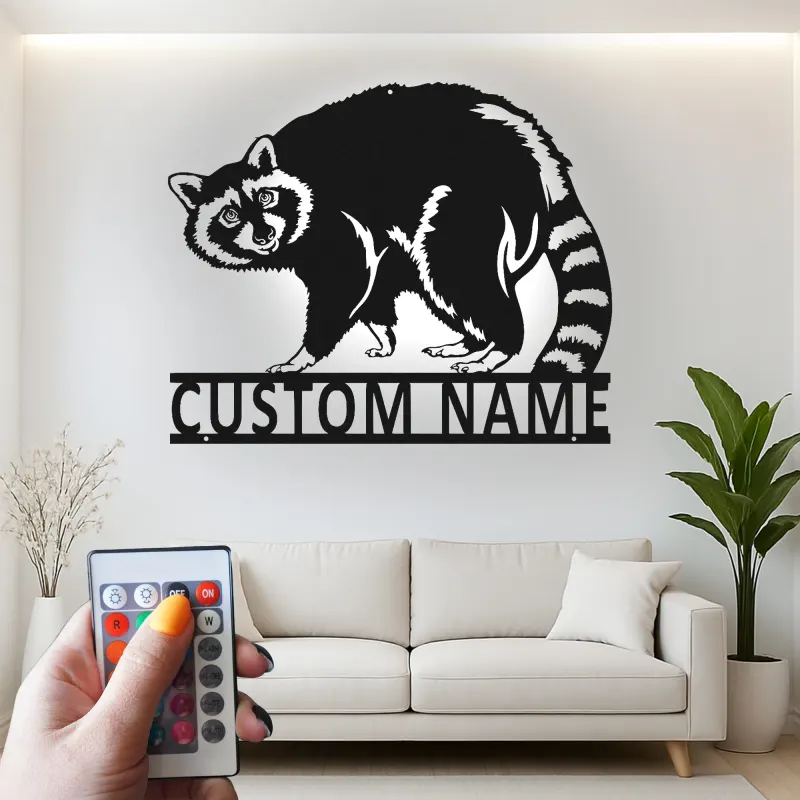 Insegna in Metallo Personalizzata con Procione e LED | Arte Murale Faunistica Personalizzata | Regalo per Amanti della Natura per Decorazioni di Cabin e Lodge