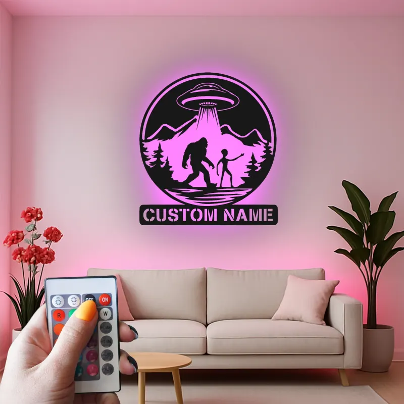 Personalisierte Bigfoot und Alien LED Metall-Wandkunst – Einzigartiges Geschenk für Sci-Fi-Enthusiasten, Man Cave oder Spielzimmer-Dekor