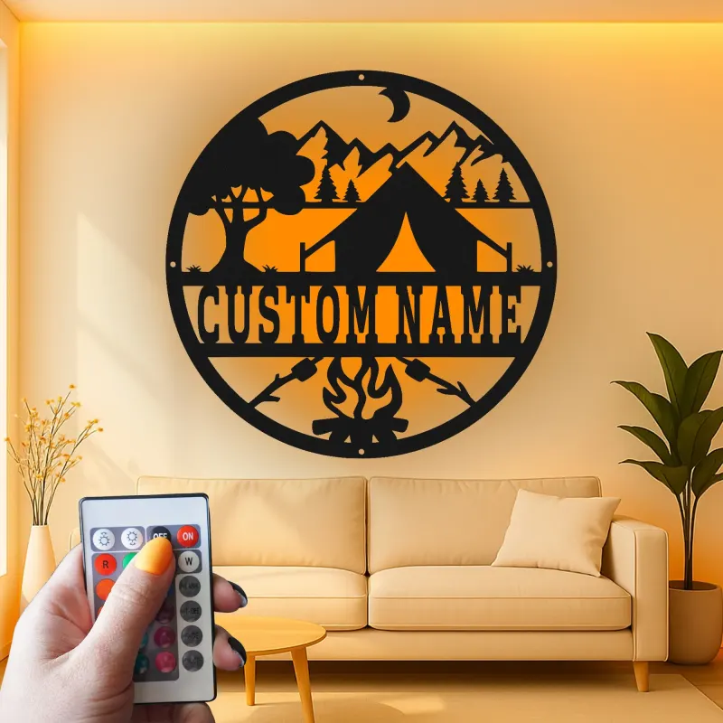 Insegna in metallo personalizzata con scena di campeggio e LED per decorare cabine o RV