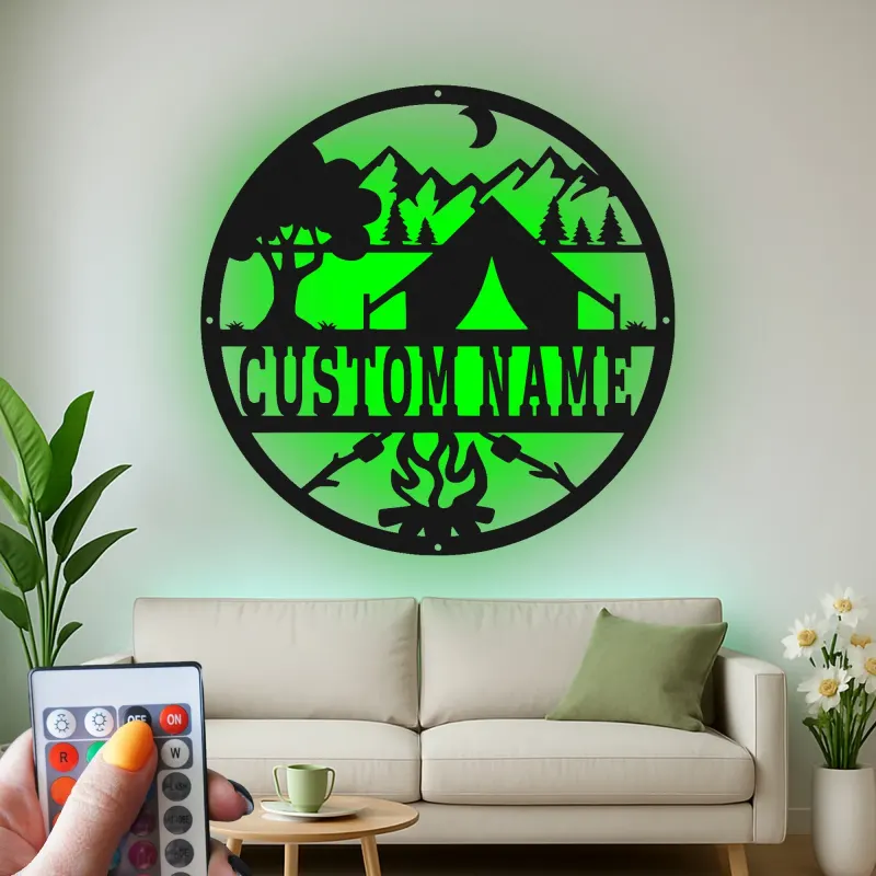 Insegna in metallo personalizzata con scena di campeggio e LED per decorare cabine o RV