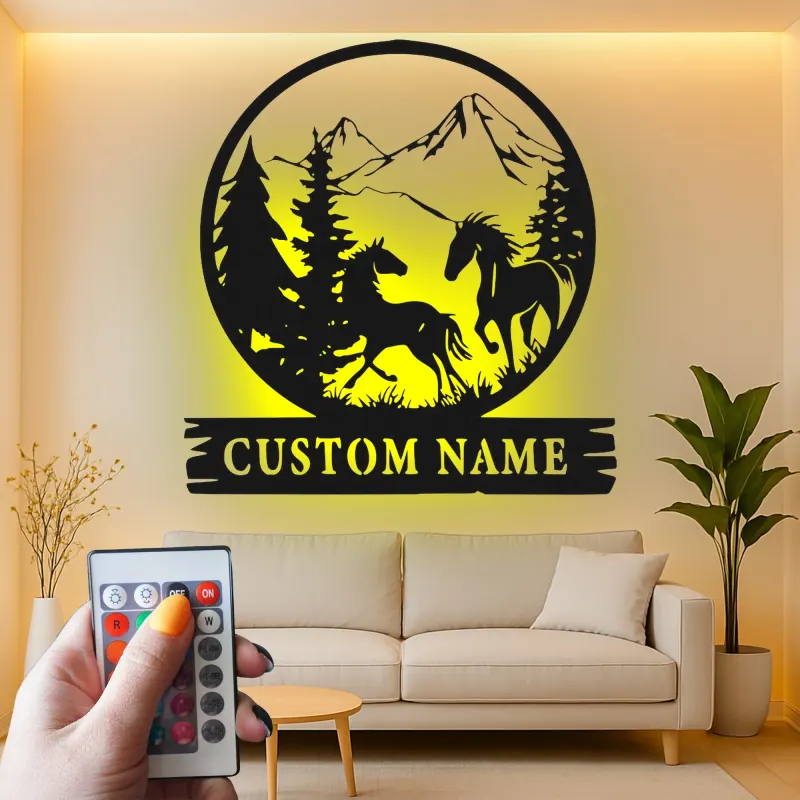 Insegna in metallo personalizzata con LED per cavallo | Arte murale per ranch personalizzata | Decorazione montana con cavalli in corsa per cabin e casa
