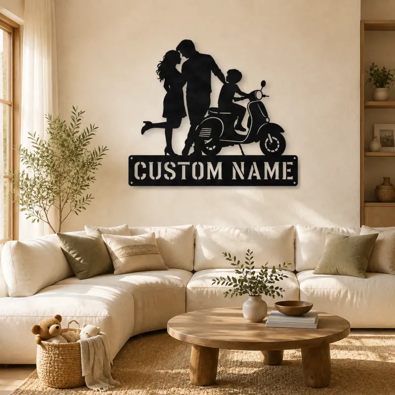 Décoration murale en métal personnalisée pour famille avec jeune pilote sur scooter